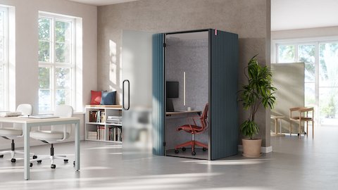 Bay Work Pod 在着陆空间的角度视图，前景是 Layout Studio，背景是 OE1 窗帘。
